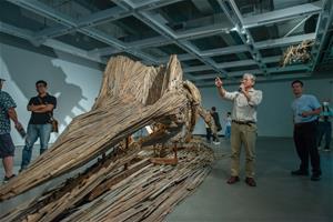 10-藝術家林純用於開幕式後解說本展最巨大之作《抹香鯨骨架》。