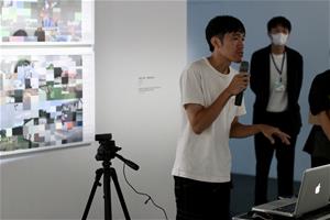 藝術家吳修銘為參與展覽開幕的嘉賓導覽解說創作理念。