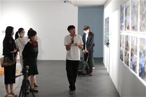 藝術家吳修銘(中)為參與展覽開幕的嘉賓導覽解說創作理念。