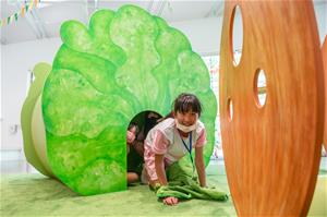 6_內惟藝術中心藝術教育展《蔬菜樂園》鼓勵孩子與作品互動，以身體感官遊戲、學習。