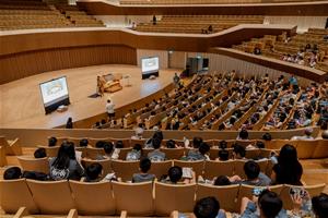 9_「高雄市校園藝術to go體驗計畫」視覺藝術路線帶著學生暢遊各大藝文場域，培養孩子們對藝術文化的興趣；圖為衛武營國家藝術文化中心。