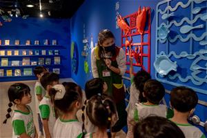 高雄兒美館新展《小阿法α大未來》加入許多互動元素，激發小朋友對於海洋的想像力。(1)（攝影：鄭景陽）