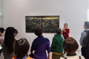 高美館《透景線》策展人羅潔尹於開幕式為與會嘉賓解說藝術家陳水財作品〈原野〉創作理念。