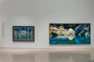 高美館《透景線》展場一隅，圖為藝術家林惺嶽作品〈寧靜的山谷〉(右)與〈冬祭的舞台〉(左)。