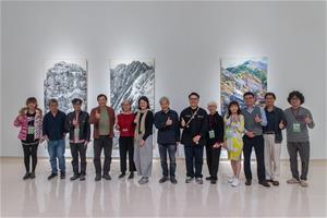 高美館新展《透景線》今(6)開幕，高美館代理館長林羿妏(左6)、研究發展部主任羅潔尹(左5)與參展藝術家、藝術家家屬以及藏家們共同合影留念。