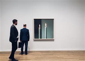 3英國泰德現代美術館展覽「Capturing the Moment」展場一隅，民眾正在觀賞格哈德 ．里希特 (Gerhard Richter)作品《Two Candles》（照片提供：國巨基金會YAGEO Foundation）