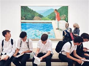 1英國泰德現代美術館展覽「Capturing the Moment」現況，展出大衛・霍克尼繪出的《一位藝術家的畫像（游泳池與兩個人）》創在世藝術家的最高拍賣紀錄。（照片提供：國巨基金會YAGEO Foundation） (1)
