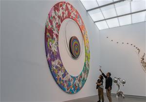 4_最令人震撼的梁任宏個展巨作〈無色界環〉，是為高美館挑高展覽室量身創作直徑達6公尺的作品。