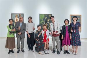 1_高美館新展《青春印記》今(26)舉辦開幕活動，左起為藝術家劉耿一(左2)與夫人曾雅雲(左1