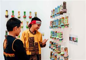7_屏東縣萬安國小學生介紹自己的創作彩繪作品。(照片提供：學學文化創意基金會)
