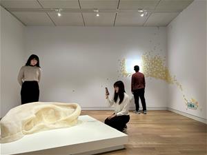 藝術家林佳臻的作品〈在我的白色房間裡(之一)〉透過白蠟打造的巨大耳朵，以堅硬卻脆弱的質地隱喻身體的複雜性。