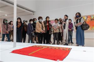 高美館《陳正雄90大展》展出藝術家陳正雄的繪畫與收藏，展開跨越傳統與當代的藝術饗宴。