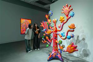 高美館《繁花夢露—張立曄的靈光樂園》展出大型雕塑作品〈百花樹〉