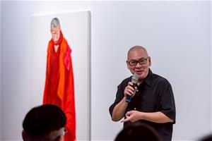 蔡明亮於高美館《行者十步：蔡明亮》開幕現場（林宏龍攝影）