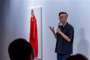 策展人孫松榮於高美館《行者十步：蔡明亮》開幕現場（林宏龍攝影）