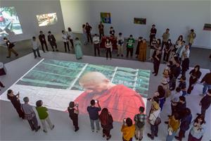 蔡明亮於高美館《行者十步：蔡明亮》展場導覽（林宏龍攝影）