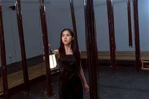 開幕由演員姸青帶來現場演出，帶領嘉賓一同揭開《漂流相對靜止》展覽序幕（林宏龍攝影）