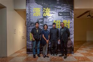 高美館《漂流相對靜止》展覽開幕現場嘉賓合影，左起為衛武營國家藝術文化中心戲劇顧問耿一偉、高美館代理館長林羿妏、二律悖反協作體負責人李勻、衛武營藝術總監簡文彬（林宏龍攝影）