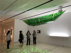 高美館典藏展《故事・集：說說典藏》展場一隅。