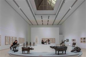 高美館新展《相忘於江湖：李德Ｘ熊秉明》展場一隅。