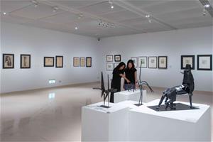 高美館新展《相忘於江湖：李德Ｘ熊秉明》展場一隅。