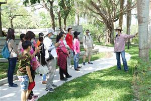 高美館藝術生態園區導覽員帶領民眾認識美術館園區雕塑與自然生態。