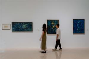 高美館新展《相忘於江湖：李德Ｘ熊秉明》展場一隅。