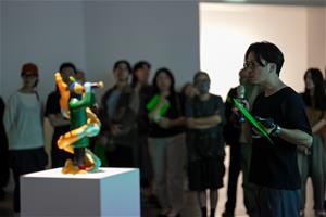 藝術家張騰遠為開幕活動與會者導覽介紹作品。