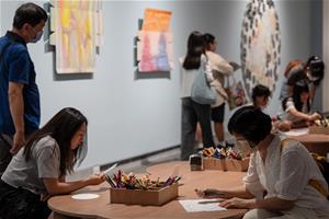 藝術家林慶芳邀請參觀民眾在展場中畫下自己的童年回憶。