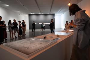 藝術家張致中為開幕活動與會者導覽介紹作品。