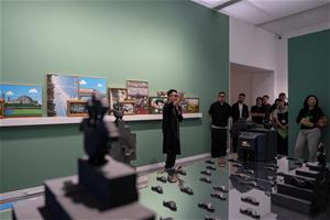 藝術家團體走路草農／藝團為開幕活動與會者導覽介紹新作〈超級菱角〉。