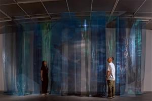 由纖維藝術團隊「花本」創作之作品〈魟〉，呼應難民營當地海景錄像，詮釋海上漂流的意象及難民營中遙望大海的心境。（攝影：林宏龍，高雄市立美術館提供）