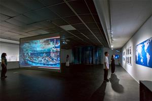 《虛擬生肉：如何重構被抹滅的台灣越南難民營》，呈現導演劉吉雄歷時20多年追溯澎湖難民營歷史的創作軌跡。（攝影：林宏龍，高雄市立美術館提供）