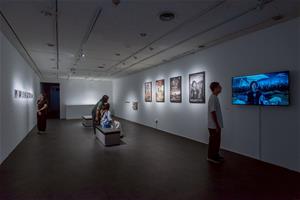 《虛擬生肉：如何重構被抹滅的台灣越南難民營》展間一隅，聚焦導演劉吉雄為追尋澎湖難民營歷史之紀錄片創作。（攝影：林宏龍，高雄市立美術館提供)