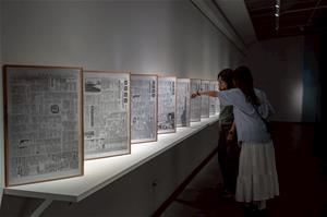 以清風號越南難民船為題的連載的報導作品《南海血淚》，為劉吉雄探詢澎湖難民營其中一艘船的線索之一，與另一陳列《南海血書》單行本構成實虛對比。（攝影：林宏龍，高雄市立美術館提供）