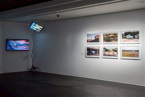 展間亦呈現過去與澎湖難民營相關的珍貴文獻檔案及訪談紀錄，與紀錄片相互呼應。（攝影：林宏龍，高雄市立美術館提供）