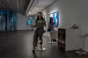 藝術家劉吉雄以虛擬實境（VR）作為創作媒介的全新嘗試，透過沉浸式敘事重新召回這段被塵封的歷史。（攝影：林宏龍，高雄市立美術館提供）