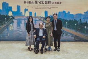 高美館新任館長顏名宏（右）與歷任館長黃才郎（左2）、謝佩霓（左1）、李玉玲（右2）共同合影留念。