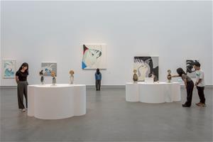 本館《快樂島－日常的史詩》匯聚25位日韓當代藝術家之作，以多元藝術語彙探索當代社會不同面向。