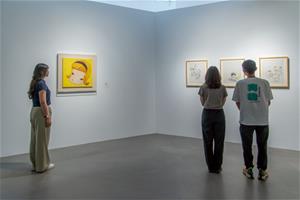 本館《快樂島－日常的史詩》展出奈良美智以孩童視角反映成人世界疏離與脆弱的作品。