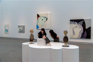 本館《快樂島－日常的史詩》透過繪畫、雕塑、裝置等多元創作媒材，展開藝術家對記憶、夢境、身體與精神狀態的詩性探索。