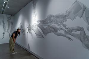 本館《快樂島－日常的史詩》展場一隅，圖為朴成泰以鋁絲網為媒材創作的《天界之花》系列作品。