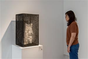 本館《快樂島－日常的史詩》展場一隅，圖為鹽田千春作品《生存的狀態（洋裝）》。