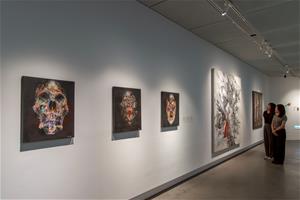 本館《快樂島－日常的史詩》展出崔大衛以狂放筆觸捕捉情緒的系列作品。