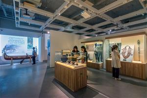 本次巡展至高美館特別新增兩大展區「巧手：阿美驚豔的尋常家物」、「眼透：雅美銀閃的亮耀頂盔」，邀請民眾欣賞原住民族的生活智慧與精神價值。