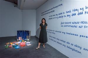 菲裔美籍藝術家妮可萊・布恩迪亞・古皮特於高美館KSPACE新展《跨越海洋》留影，圖為其裝置作品〈好運〉。