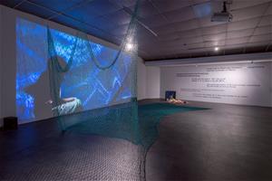 高美館KSPACE新展《跨越海洋》展場一隅，圖為古皮特作品〈也許可能〉與〈好運〉。