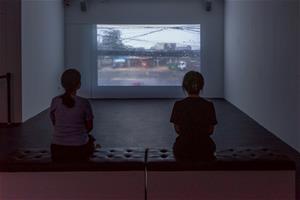 高美館KSPACE新展《跨越海洋》展場一隅，圖為古皮特作品〈颱風倖存者〉。