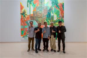 《園區──2025張新丕個展》開幕貴賓合影，左起為導演黃明川、崑山科技大學視覺傳達設計系副教授黃志偉、藝術家張新丕、藝術家陳水財、高美館館長顏名宏。（攝影：林宏龍）