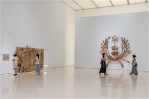 本展復刻2件〈生產帝國〉系列裝置作品，由藝術家張新丕與屏東居民們以稻草合力編織而成，呈現對地方勞動結構的想像實踐。 (攝影：林宏龍）